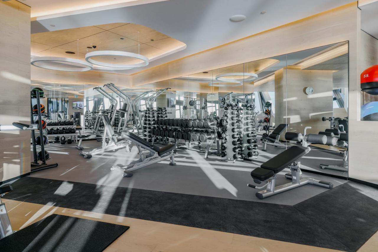 The Langham, Gold Coast And Jewel Residences 외부 사진 The gym at the Ritz-Carlton, DIFC