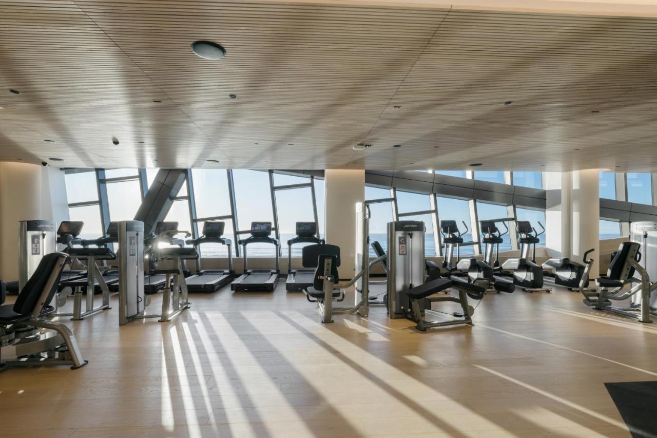 The Langham, Gold Coast And Jewel Residences 외부 사진 The gym at the 100th floor