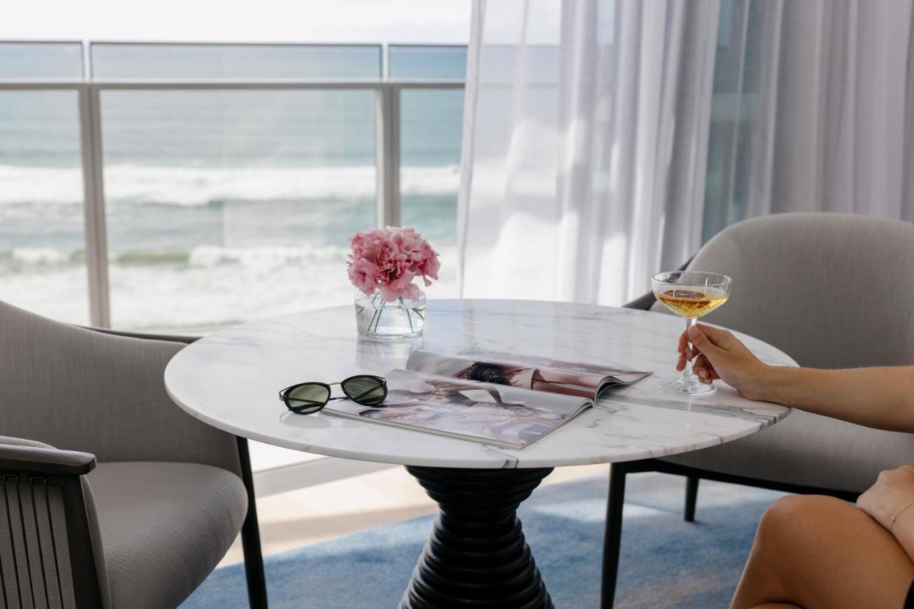 The Langham, Gold Coast And Jewel Residences 외부 사진 A marble table