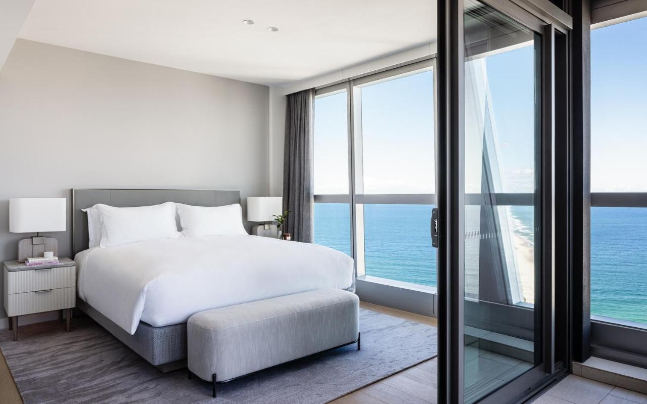 The Langham, Gold Coast And Jewel Residences 외부 사진 A bedroom at the West Hollywood hotel